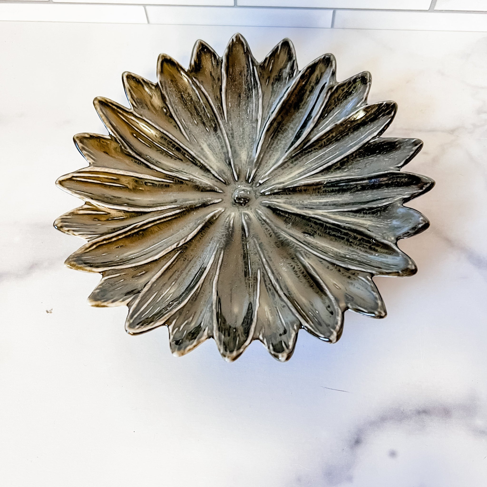 Round Stoneware Flower Plate